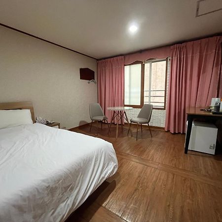 Oreum Motel Jeju Eksteriør billede