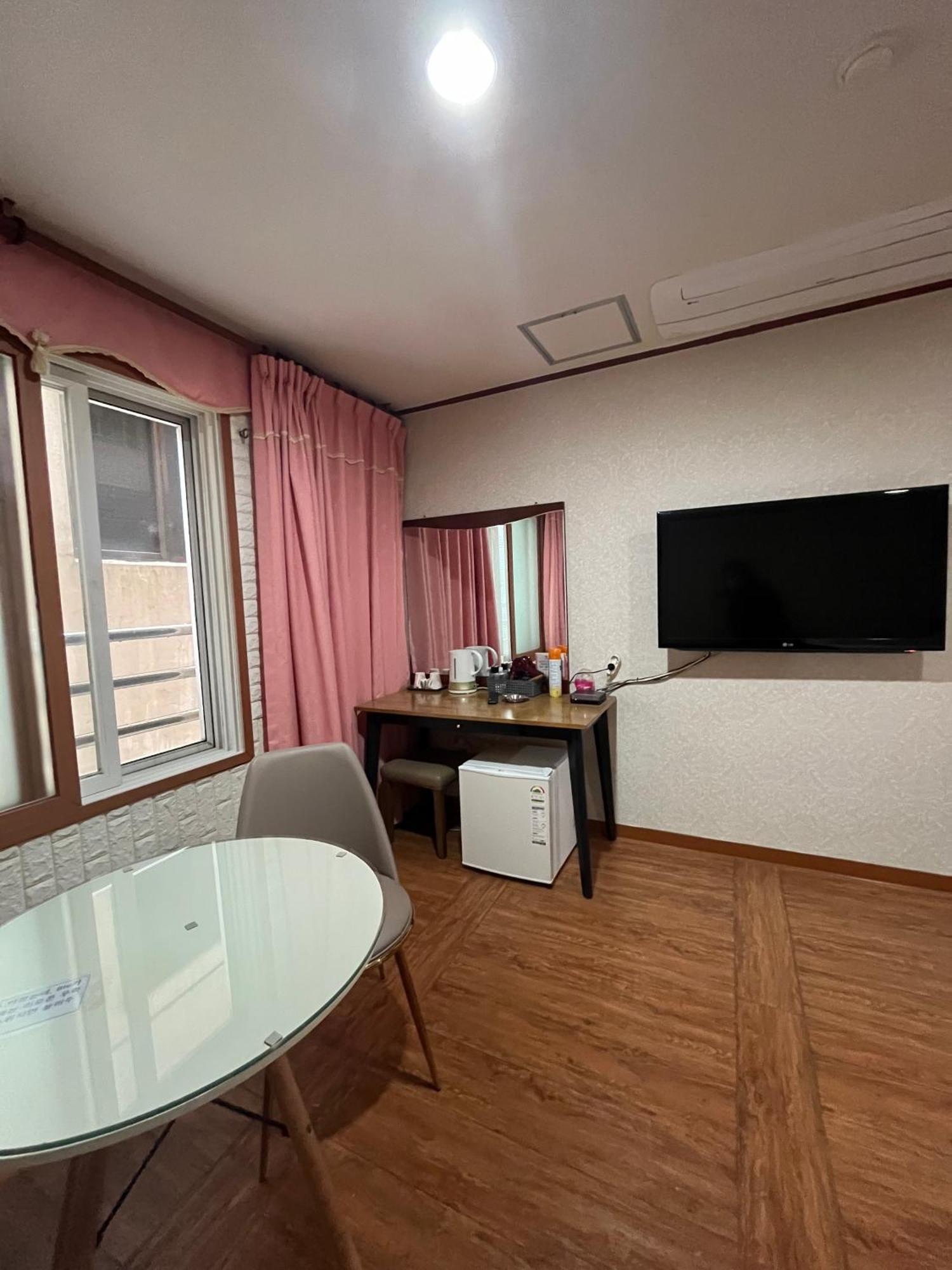 Oreum Motel Jeju Eksteriør billede