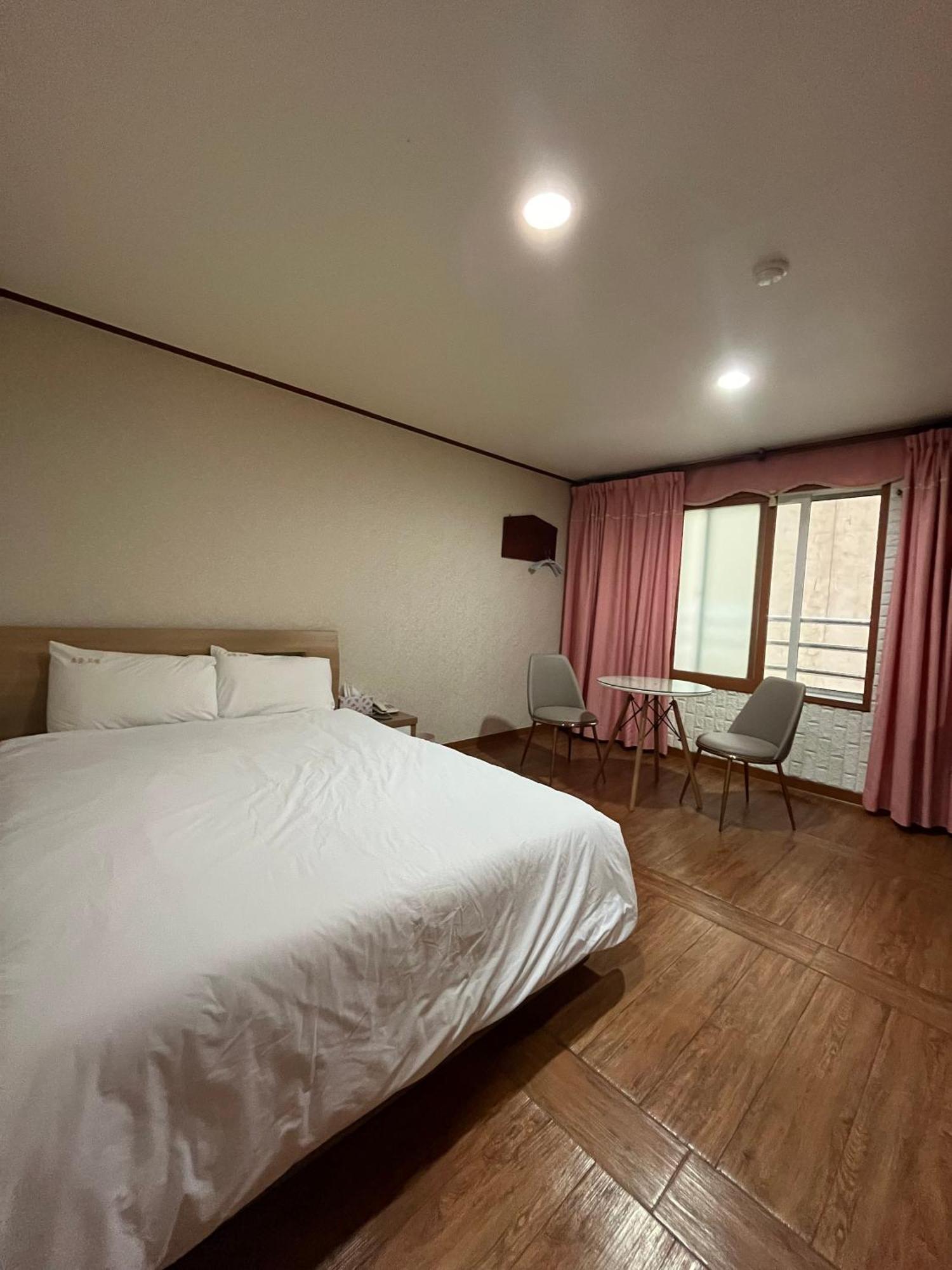 Oreum Motel Jeju Eksteriør billede