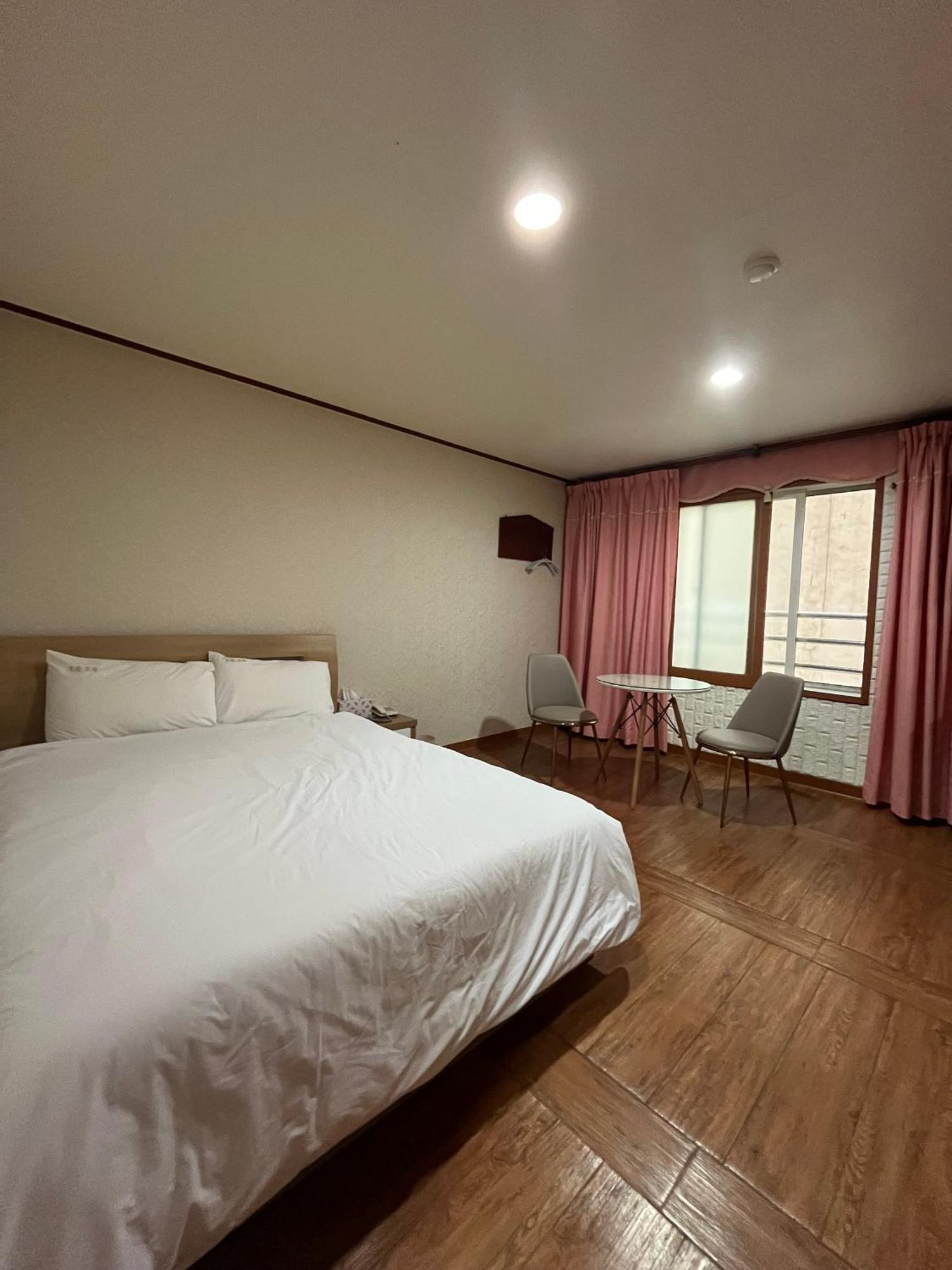 Oreum Motel Jeju Eksteriør billede