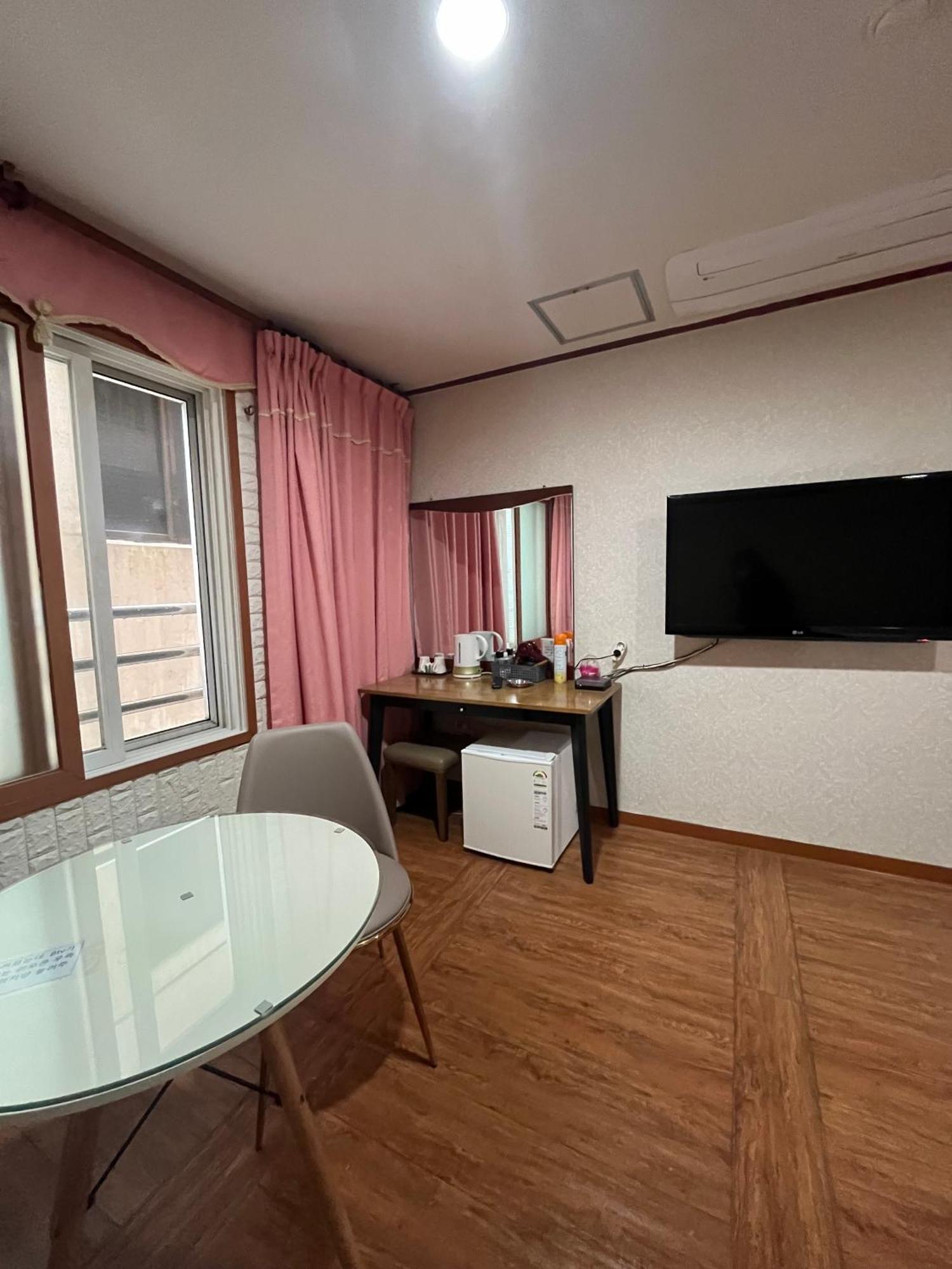 Oreum Motel Jeju Eksteriør billede